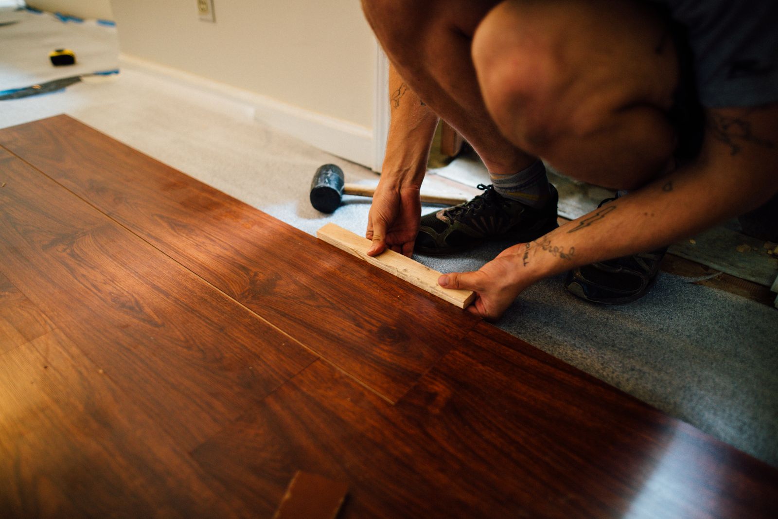 Denis Gaudreault installant un plancher de bois franc